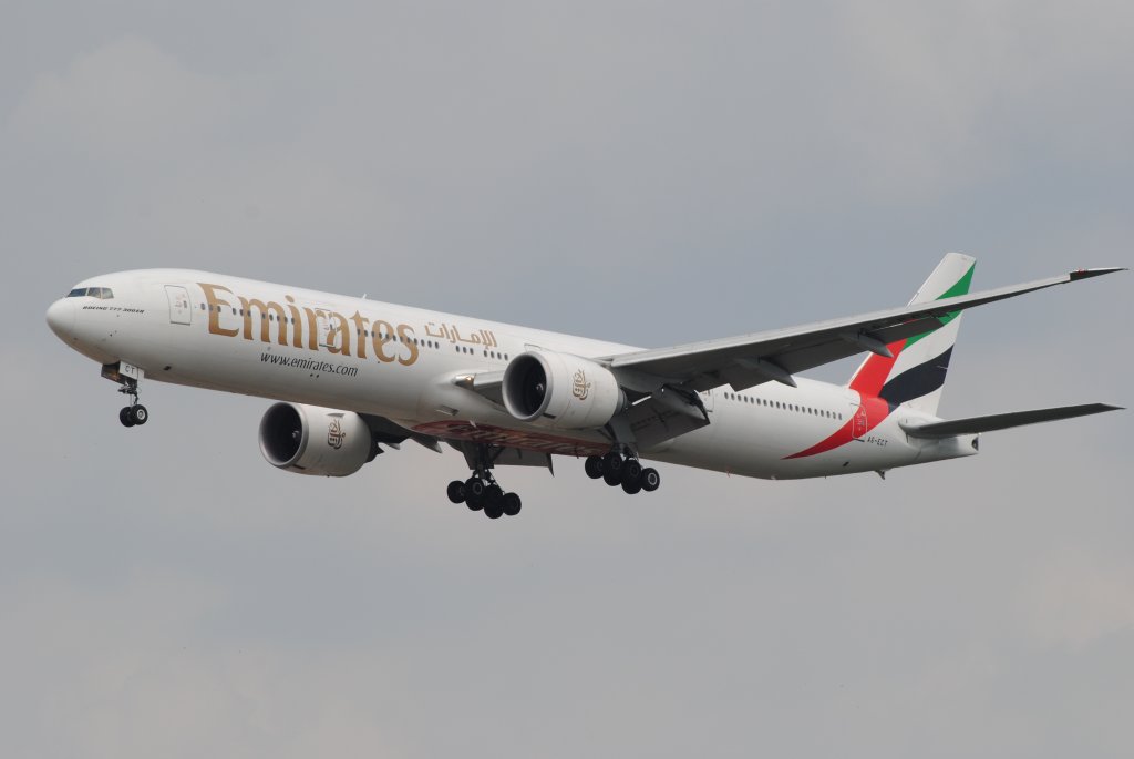 Eine Boeing 777-300 der Airline Emirates mit der Kennung AG-ECT im Anflug auf den Flughafen Frankfurt am Main(EDDF).
Aufgenommen am 25.07.2013 .