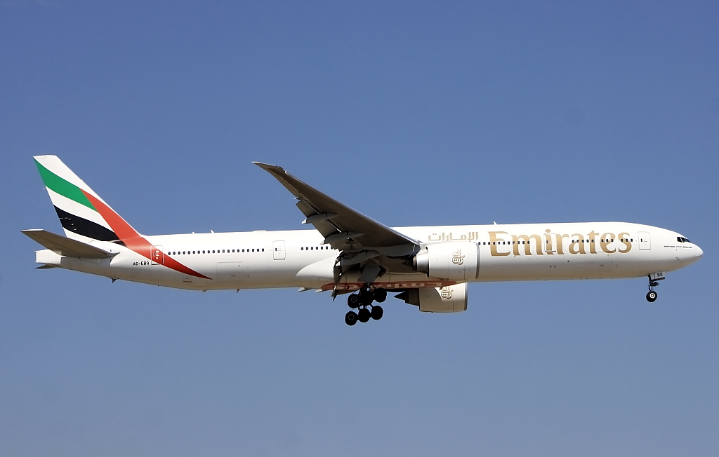 Eine Boeing 777 im Anflug auf Frankfurt am Main (15.08.2012)