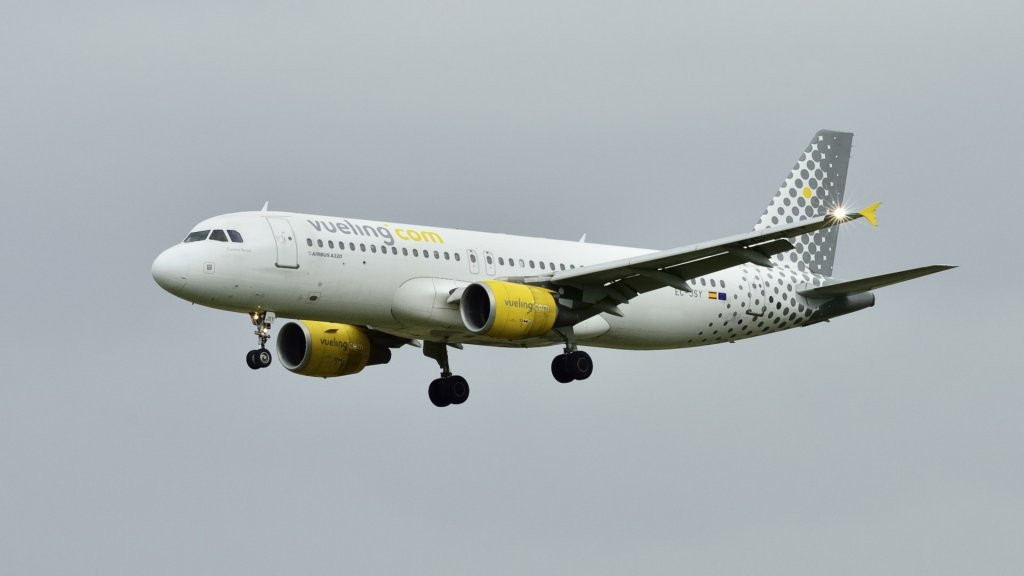 Eine Boeing der Vueling beim Landeanflug auf den Flughafen Zrich am 22.07.2011