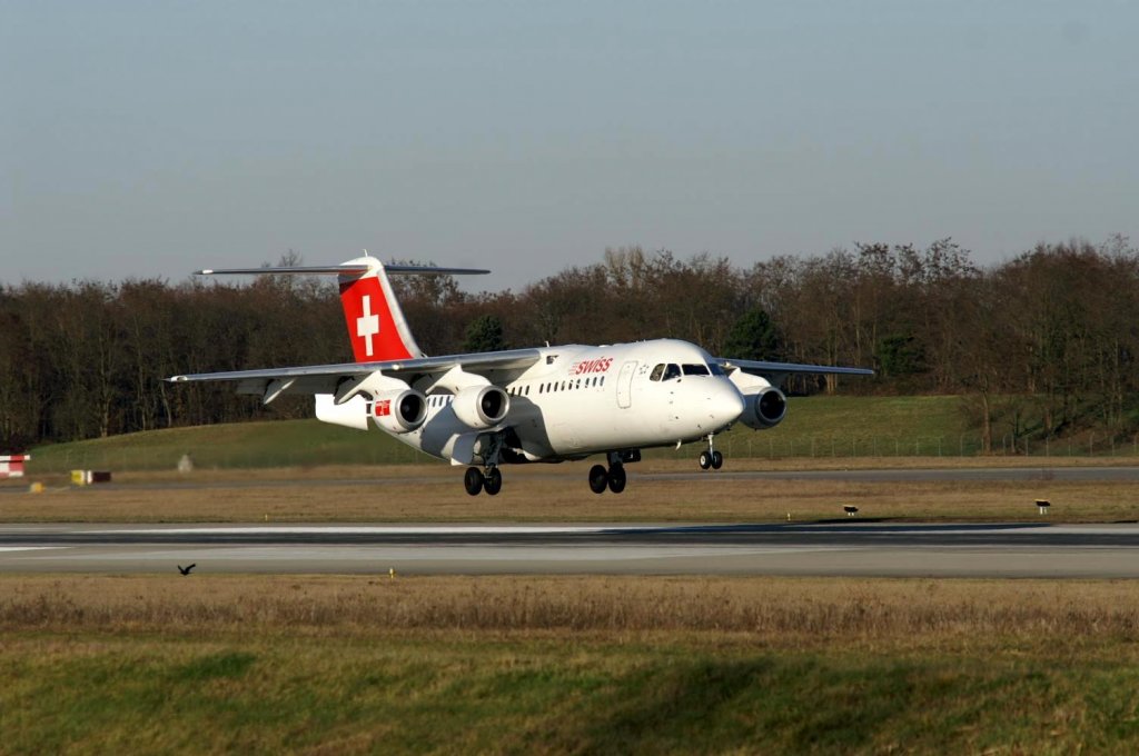 Eine British Aerospace Avro 146 RJ-100 von Swiss European Airlines mit der Kennung HB-IXN aufgenommen am 03.01.2009 auf dem EuroAirport Basel-Mühlhausen-Freiburg