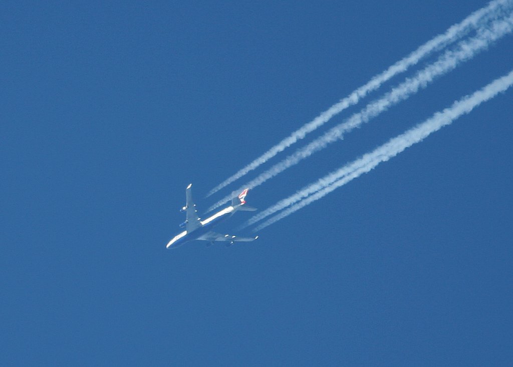 Eine British Airways B 747-400 am 12.02.2011 ber dem Flughafen Berlin-Tegel