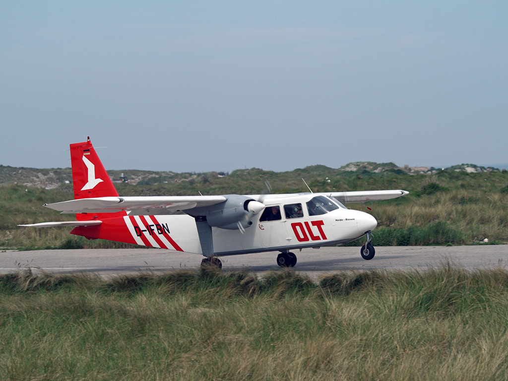 Eine Britten Norman Islander (D-IFBN) der OFD hebt am 22.05.2012 vom Flugplatz Helgoland-Dne in Richtung Bremerhaven ab.