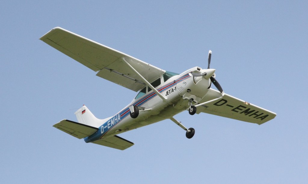 Eine Cessna 172 ist im Endanflug auf den Baden-Airpark
(29.05.10 ; Canon EOS 450D)