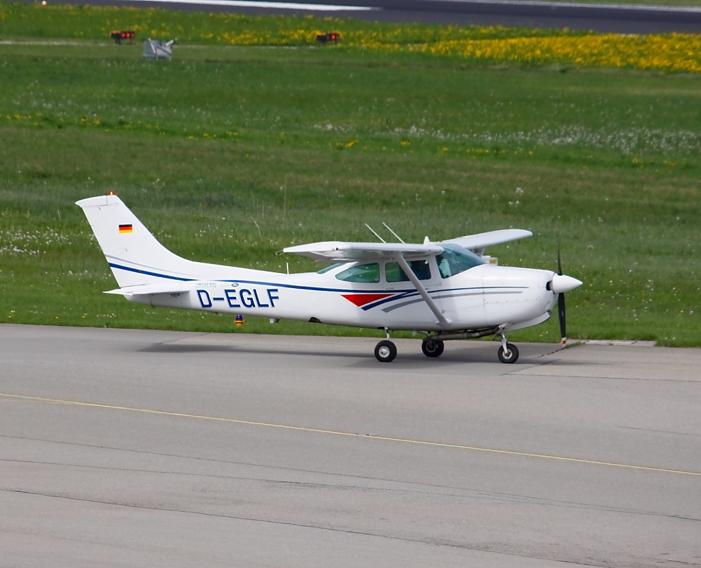 Eine Cessna 172 in Friedrichshafen, die Cessna kam wohl zur AERO 2013 nach Friedrichshafen (24.04.2013)