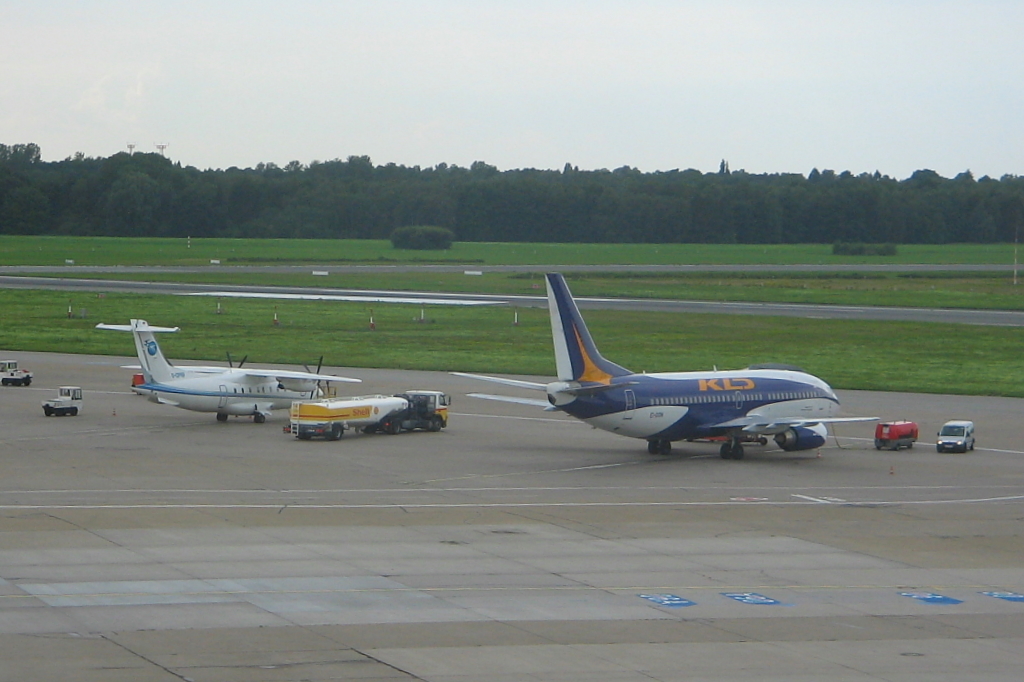 Eine Cirrus Airlines-Dornier Do 328 und eine KD Avia-Boeing 737 stehen auf dem Flughafenvorfeld in Hamburg-Fuhlsbttel (11.08.2008)