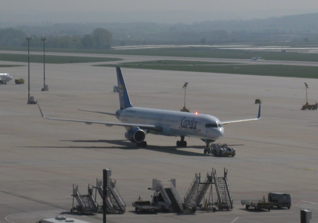 Eine Condor-Boeing 757-300 beim Push-back auf dem Stuttgarter Flughafen am 24.04.2010