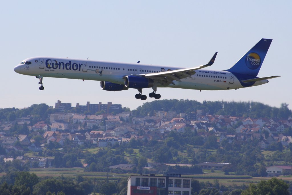 Eine Condor-Boeing 757-300 (Zulassung D-ABOJ) landet in Stuttgart am 6. September 2010