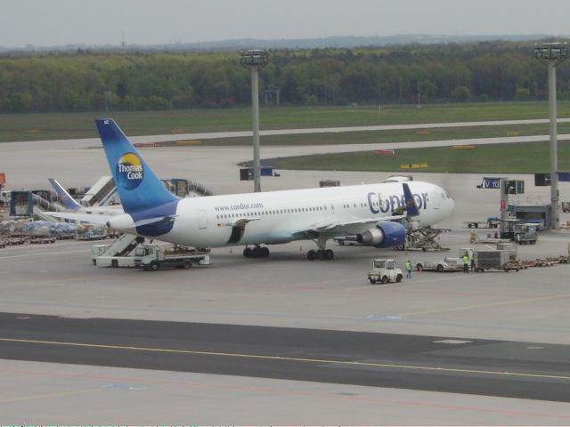 Eine Condor Boeing 767 in Frankfurt am Main am 16.04.11