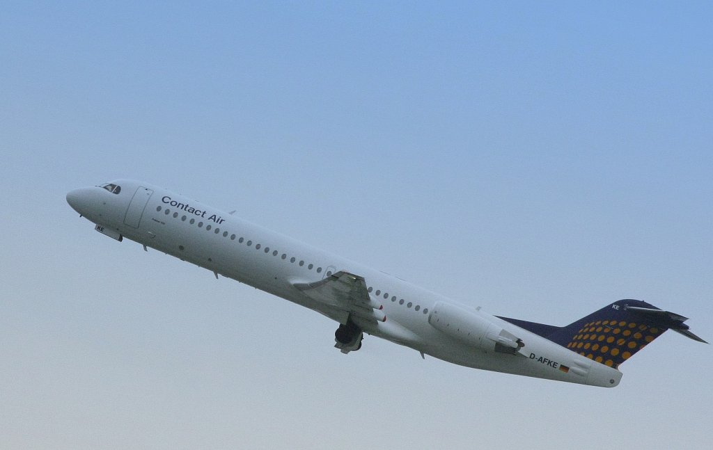 Eine Contact Air-Fokker 100 steigt in Stuttgart am 02.06.10