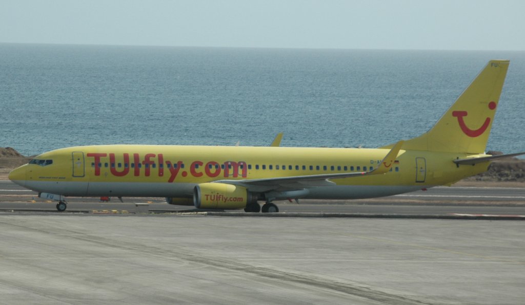 Eine D-AFU  Boeing 737/800 von Air Tuifly auf dem Weg zur Parkposition am Airport in Arrecife. Gesehen am 21.12.2010.

