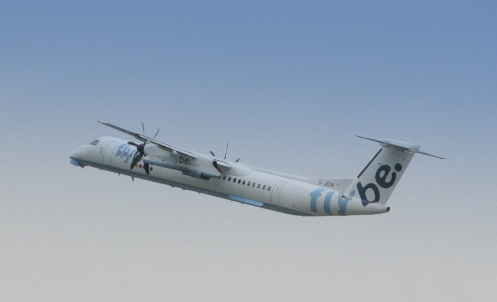 Eine Dash-4 von flybe steigt zu den Wolken (02.06.10; Stuttgart Airport)