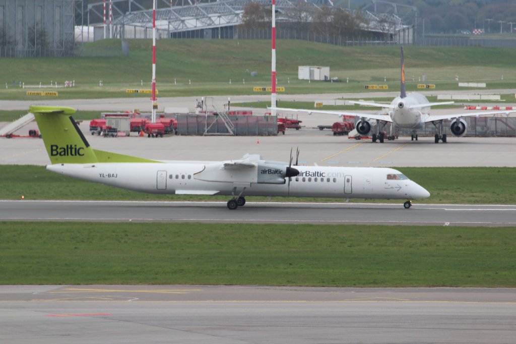 Eine DHC-8 von Air Baltic YL-BAJ beim Starten von den Flughafen Hamburg. 27.04.2013
