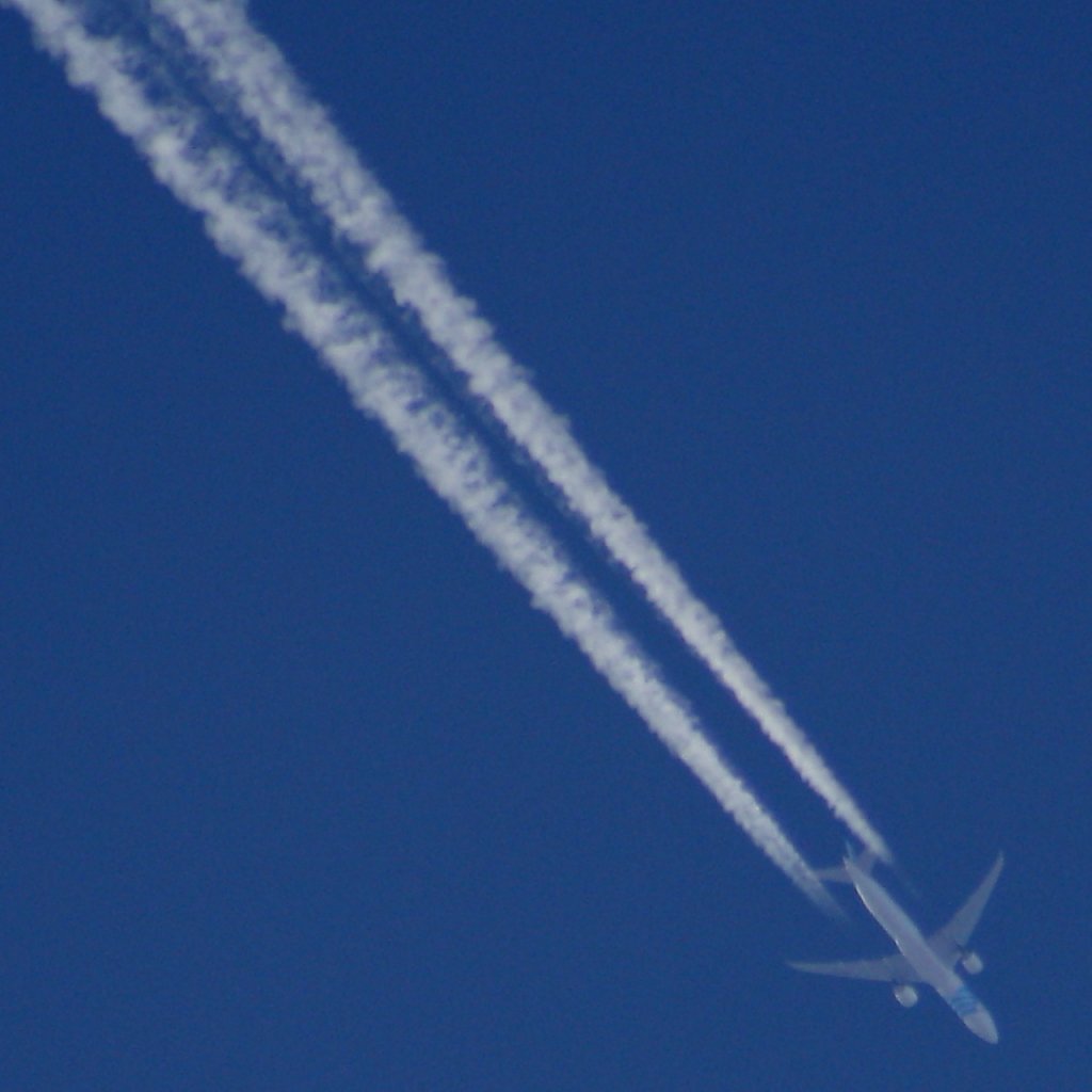 Eine Egyptair-Boeing 777-36N(ER) berfliegt in ungefhr 9500m Hhe den Stuttgarter Flughafen am 26.02.2011