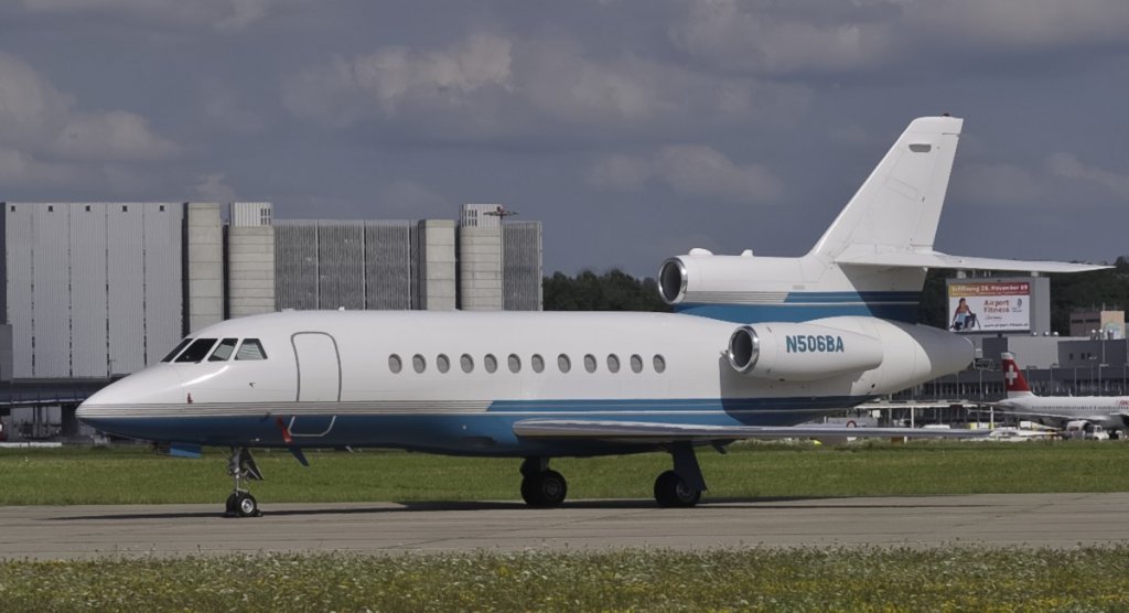 Eine Falcon 900B steht am Flughafen Zrich am 28.07.2009