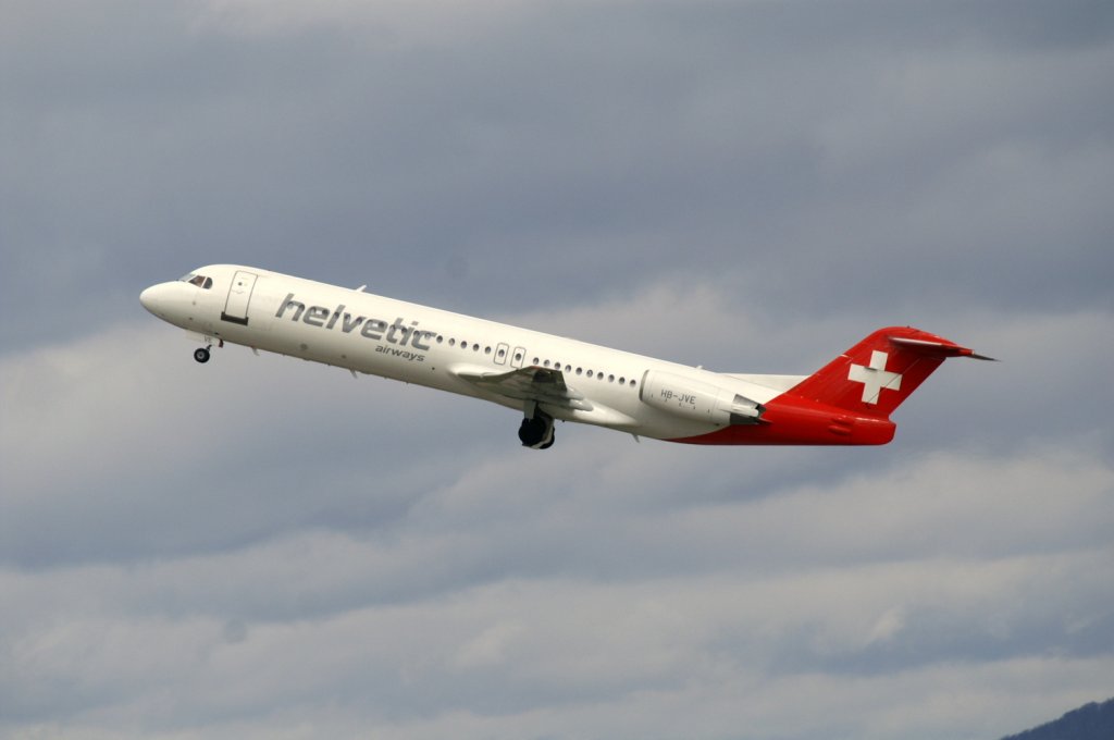 Eine Fokker 100(F28-0100)von Helvetic Airways mit der Kennung HB-JVE aufgenommen am 28.03.2010 auf dem Flughafen Zrich.