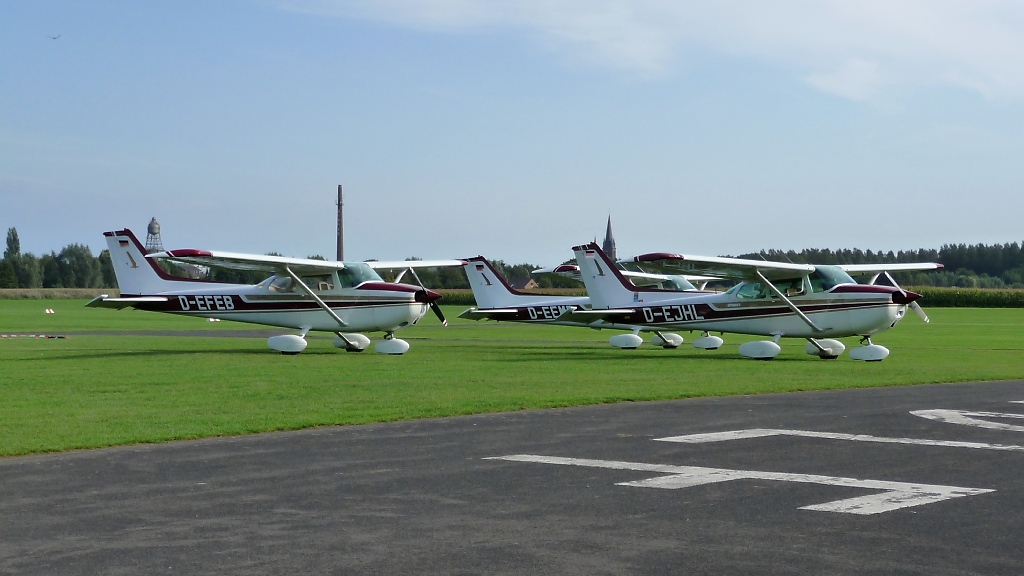 Eine Gruppe Cessna 172 Skyhawk II (D-EFEB, D-EEMR, D-EJHL) auf dem Flugplatz Niershorst am 11.9.2010