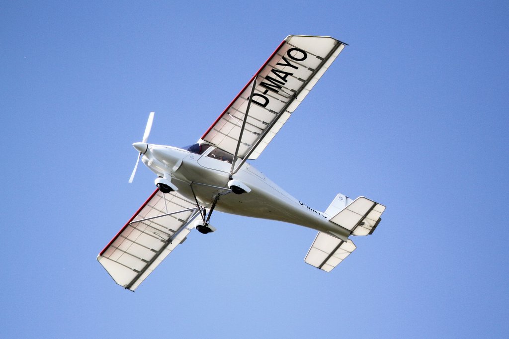 Eine Ikarus C-42 bei Murrhardt-Kchersberg, 28.4.2012.
