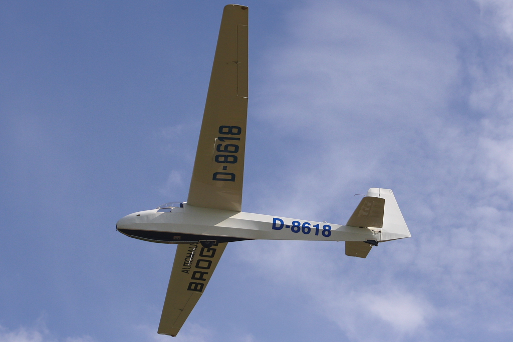 Eine K-8b (sehr altes Segelflugzeug) bei der Landung auf dem Flugplatz Karlsruhe-Forchheim am 05.09.10