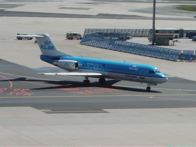 Eine KLM Fokker 70 in Frankfurt am Main Flughafen am 11.05.08