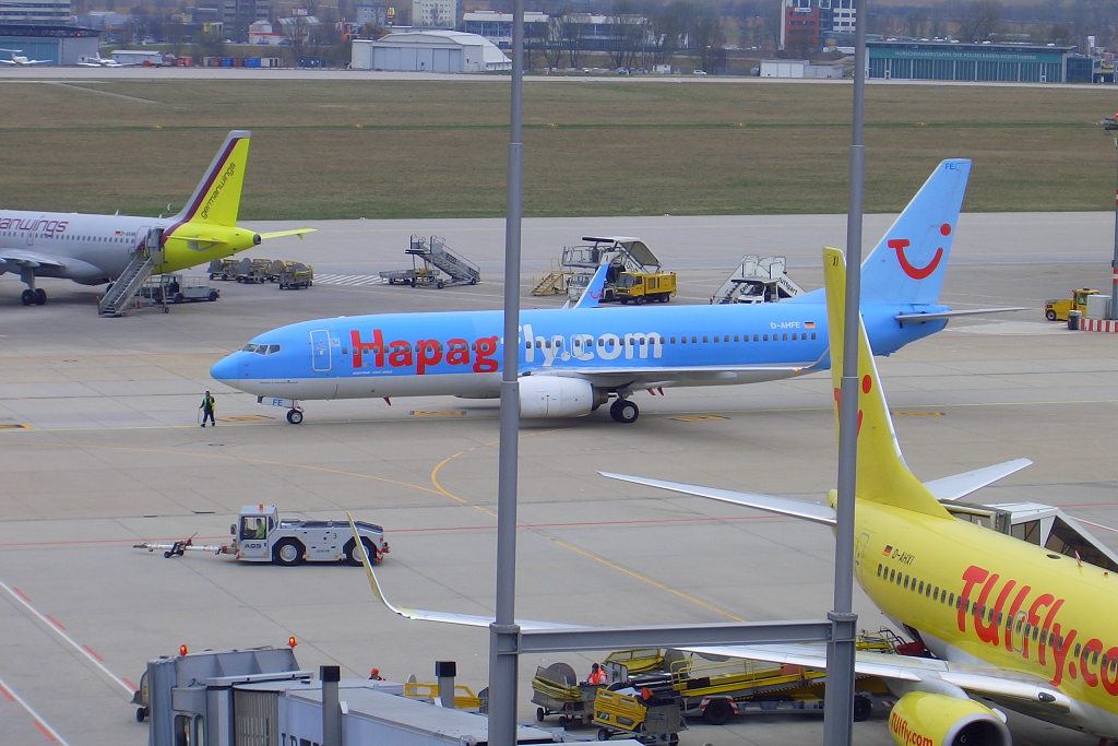Eine der letzten blauen Hapagfly-Boeing 737-8K5 (Zulassung D-AHFE) nach dem Push-back in Stuttgart am 04.04.2009. Leider sind da diese zwei Scheinwerfer davor (ich hoffe es gefllt euch trotzdem)
