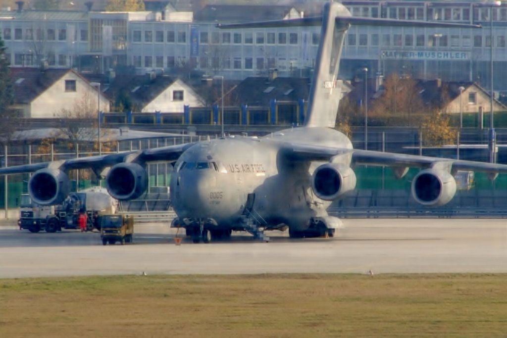 Eine Lockheed Hercules C 130 auf dem Rollfeld
der US Air Force auf dem Flughafen Stuttgart ( STR )
Aufgenommen am 17.11.2012
