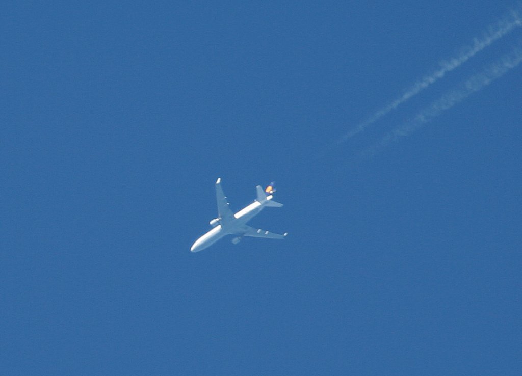 Eine Lufthansa Cargo MD 11F am 05.09.2010 ber dem Flughafen Berlin-Tegel