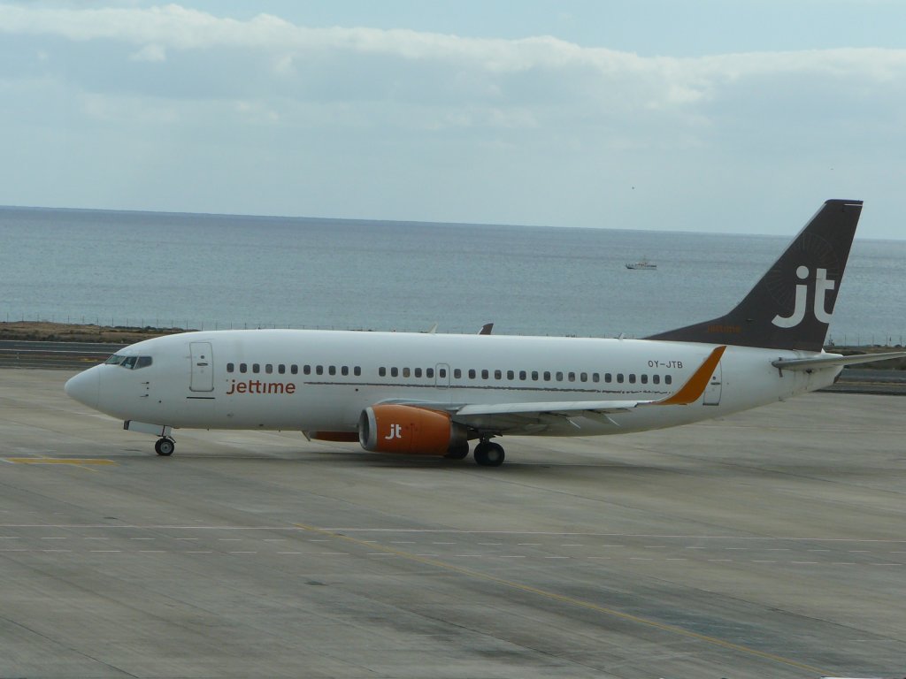 eine Maschine von Jettime unterwegs auf dem Vorfeld von Arrecife/Lanzarote am 08.01.2010