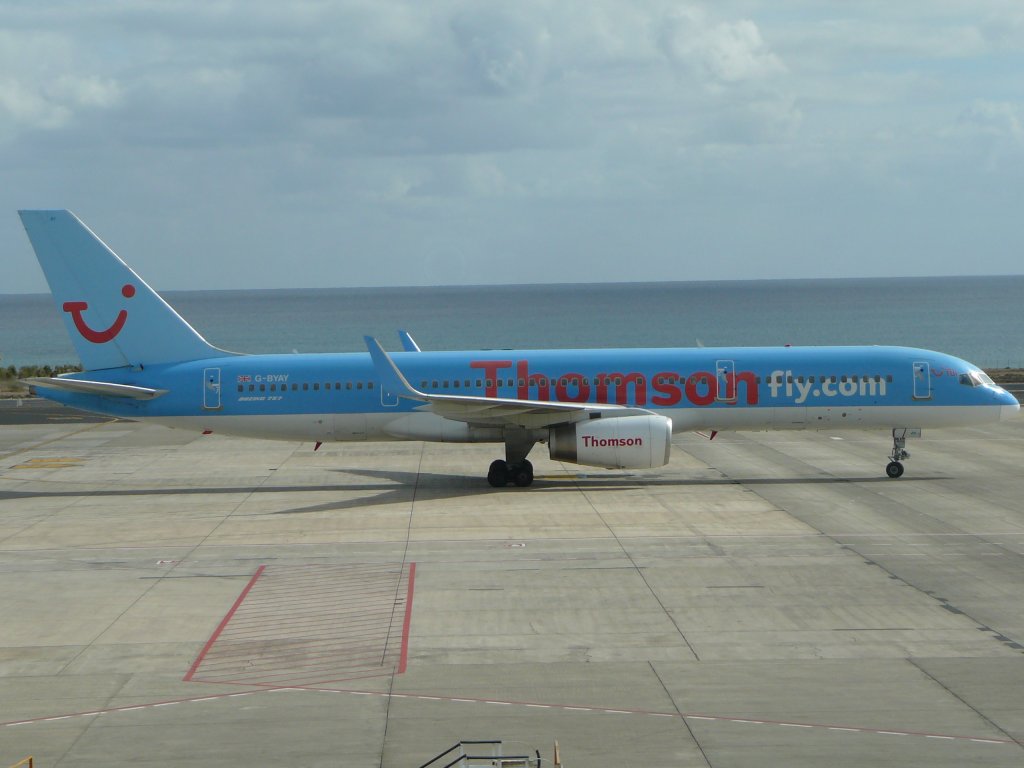 eine Maschine von Thomsonfly unterwegs auf dem Vorfeld von Arrecife/Lanzarote am 08.01.2010