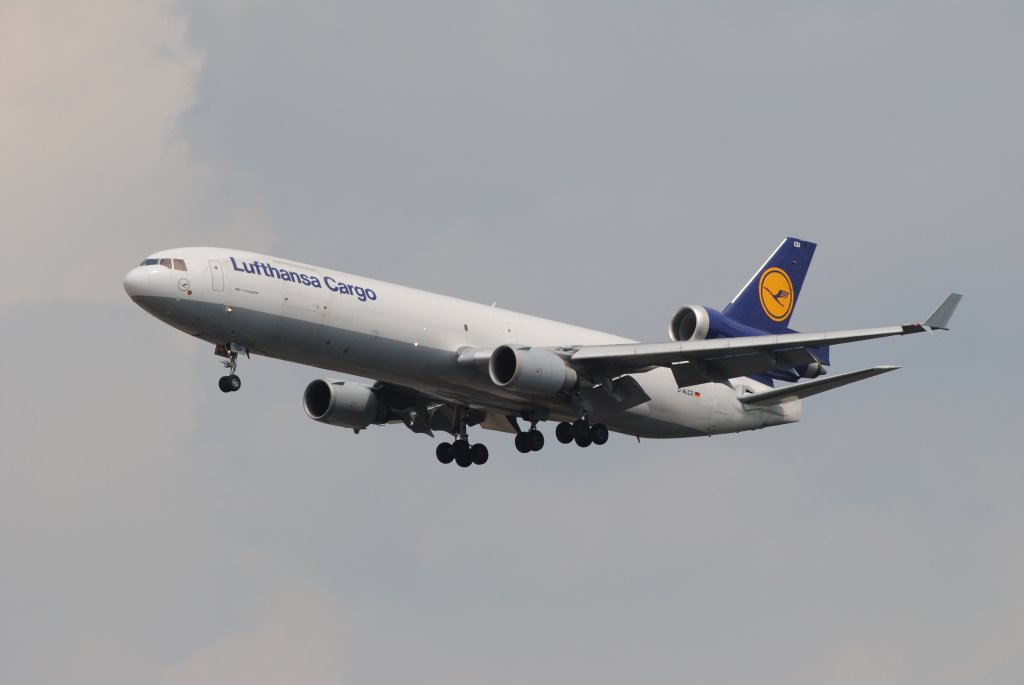 Eine McDonnell Douglas MD11f - Lufthansa Cargo-mit der Kennung D-ALCD im Anflug auf den Flughafen Frankfurt am Main(EDDF).
Aufgenommen am 25.07.2013