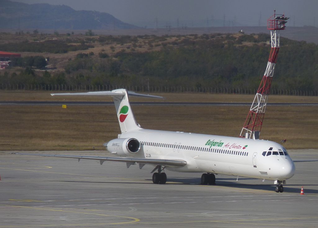 Eine MD82 (LZ-LDN) der Bulgarian Air Charter auf dem Flughafen Varna. 14.09.2012