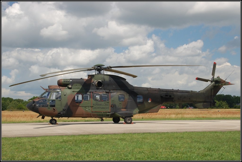 Eine Niederlndische Eurocopter Cougar AS 532U2 war auf dem militrischen Flughafen Volkel (EHVK) ausgestellt am 19. Juli 2009.