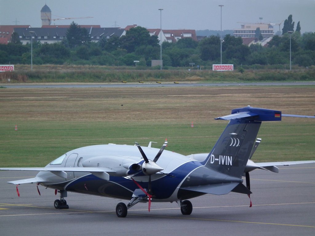 Eine Piaggio P-180 Avanti auf dem Vorfeld des Mannheimer Cityairports im Juli 2010.