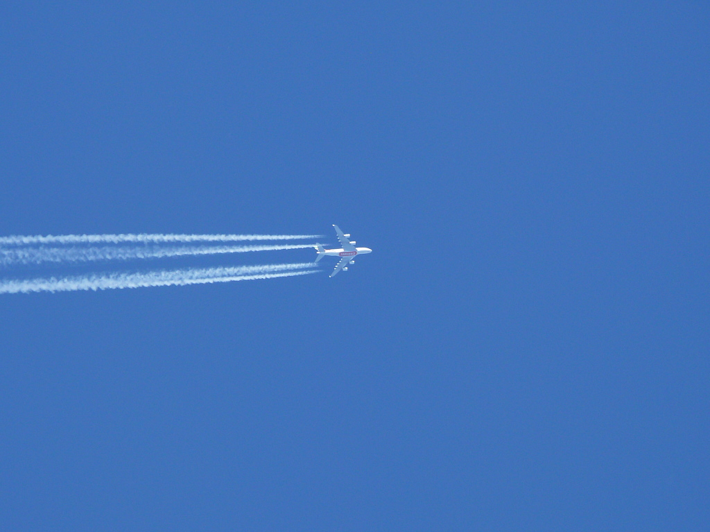 Eine unbekannte A380 Maschine von den Emirates, flog am 25.04.2011 ber Flughafen Dsseldorf. 