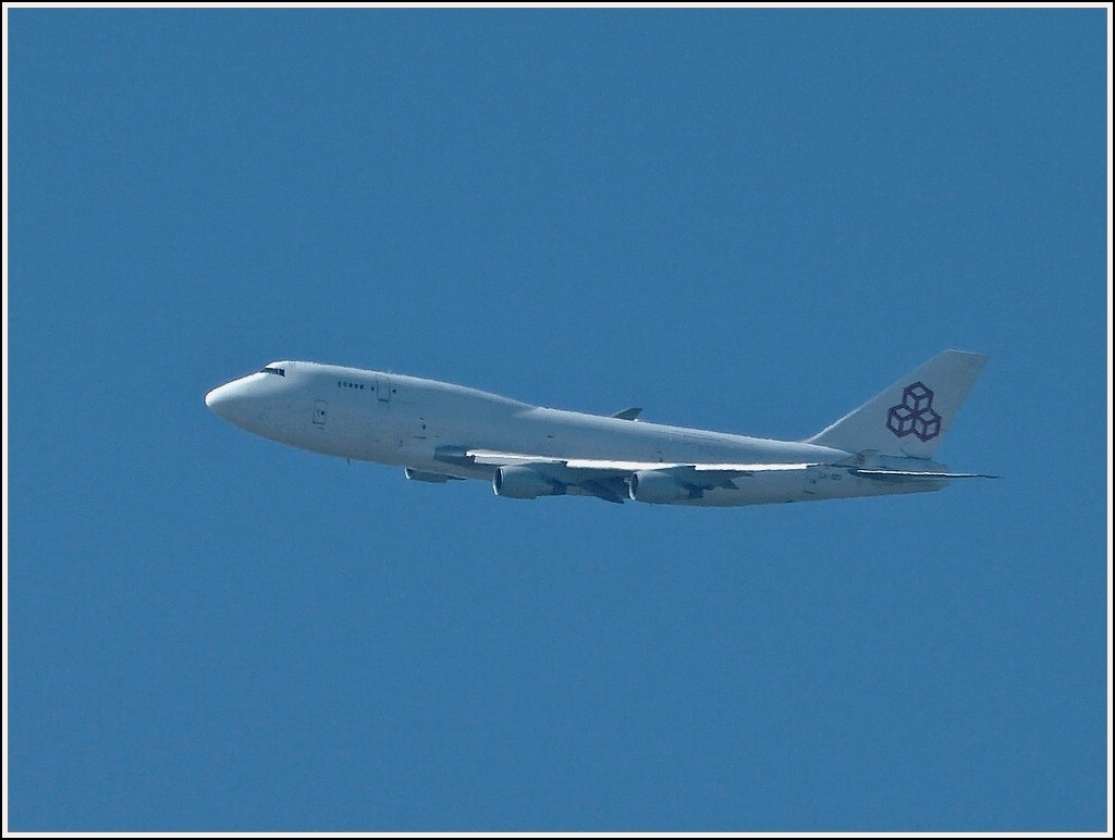 Eine weie Boeing 747-4B5, Kennung  LX-ACV, der Fluggesellschaft Cargolux aufgenommen in der Nhe von Dippach am 04.03.2012.