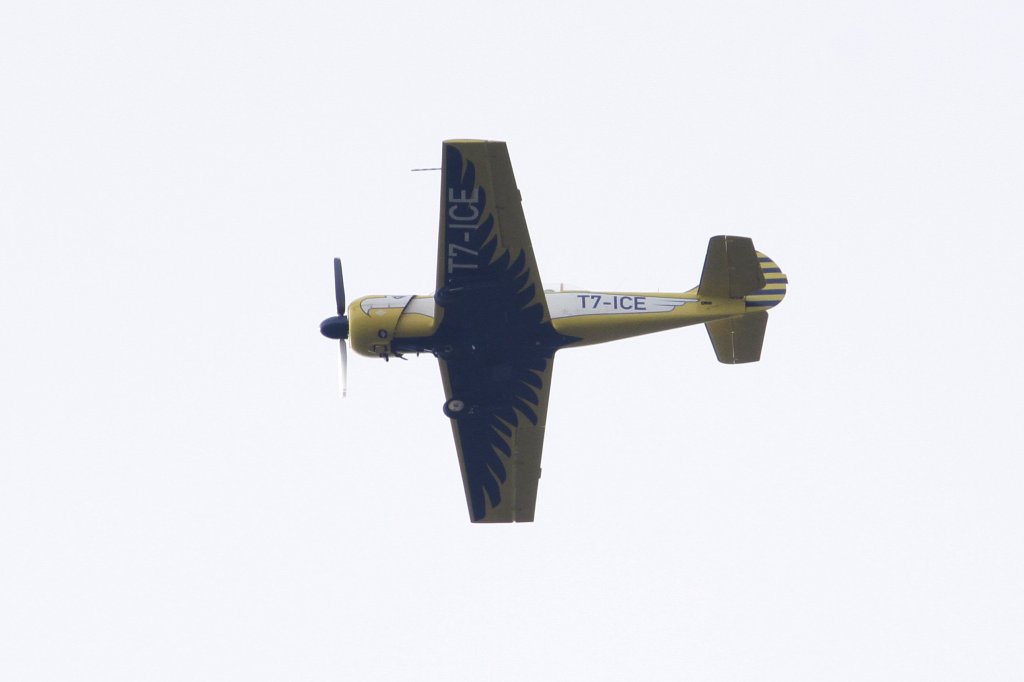 Eine Yak-52 ber Murrhardt, 16.4.2013.