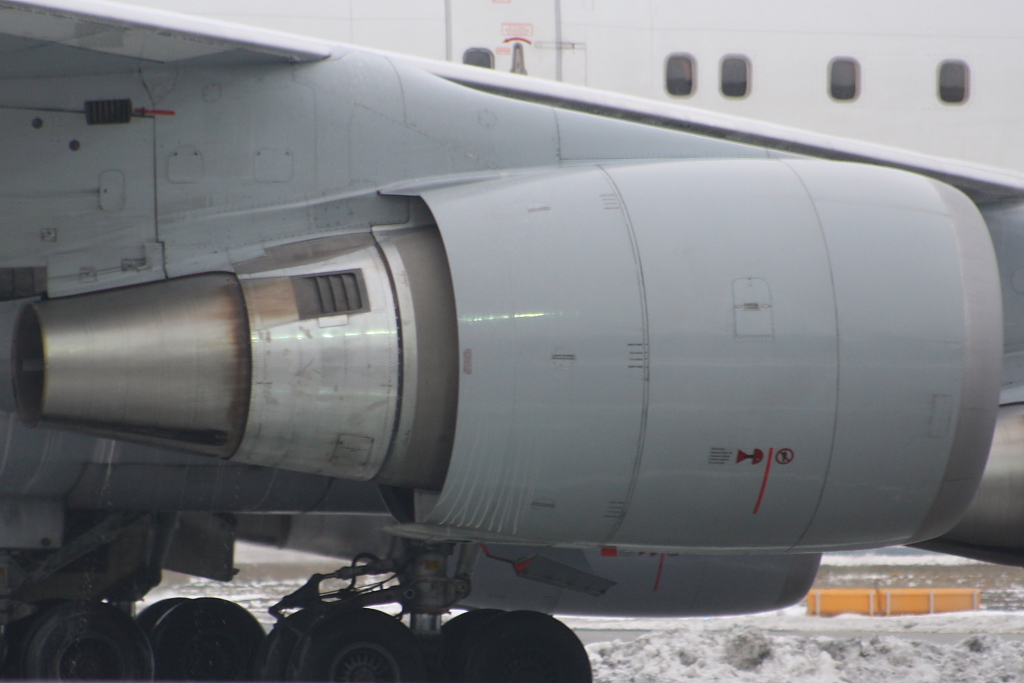 Eines der gewaltigen Pratt & Whitney PW 4056-Triebwerke mit 252, 5 Kilonewton einer Boeing 747-430 der Lufthansa

Ort: Frankfurt Airport; Datum: 04.01.11