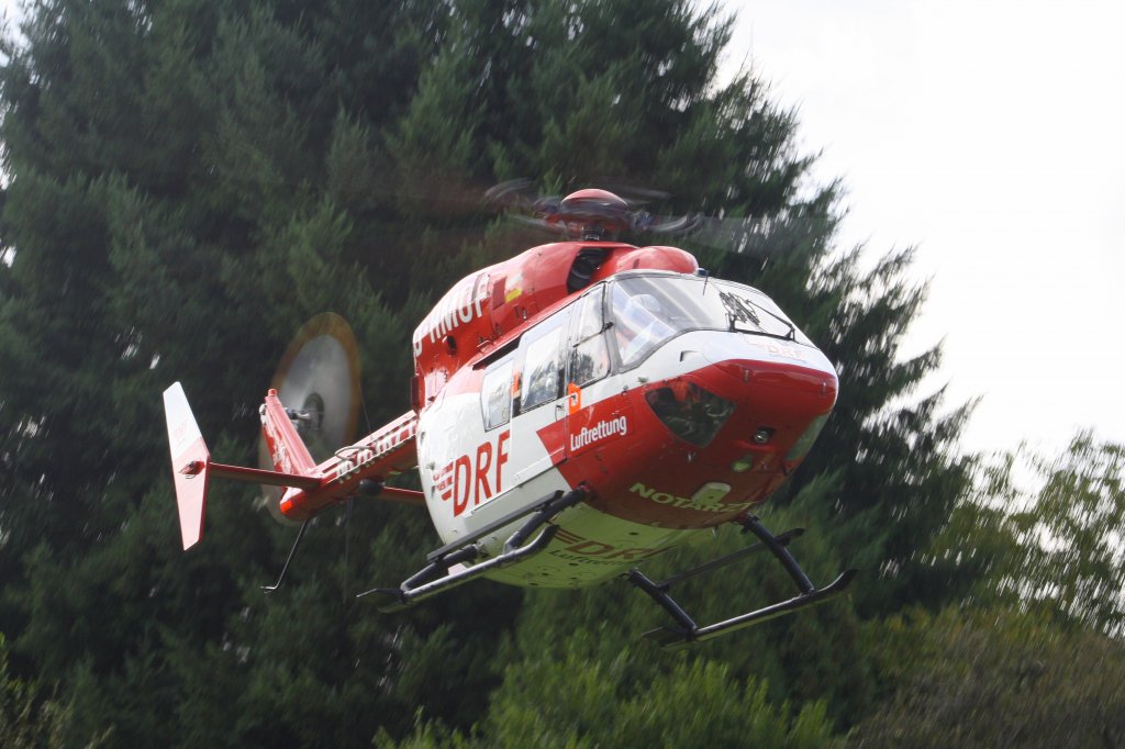 Einsatz eines Eurocopter BK-117 B2 der Deutschen Rettungsflugwacht in einem Stadtteil von Karlsruhe am 18.09.2010