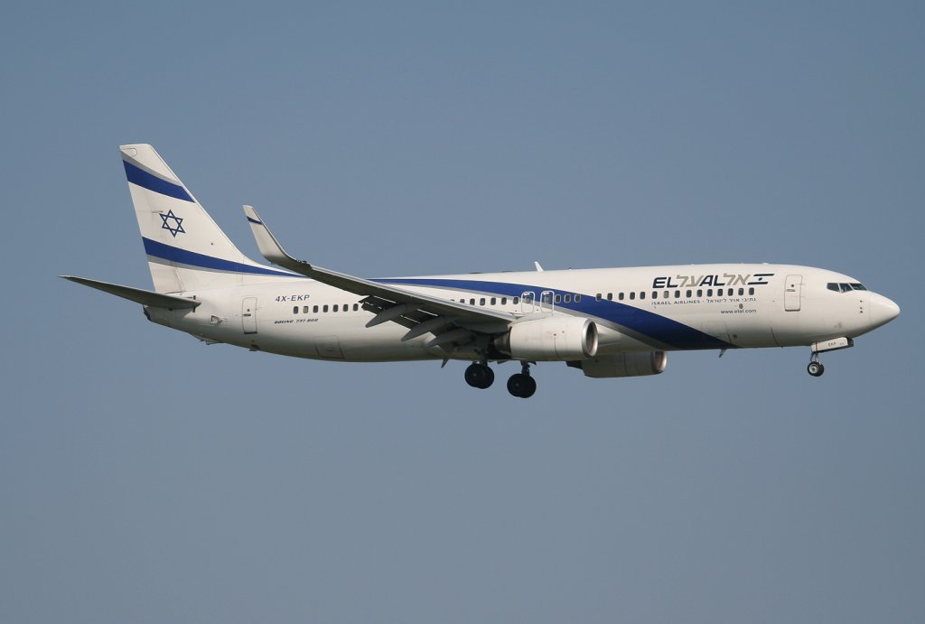 EL AL B 737-8Q8 4X-EKP kurz vor der Landung in Berlin-Schnefeld am 22.04.2011