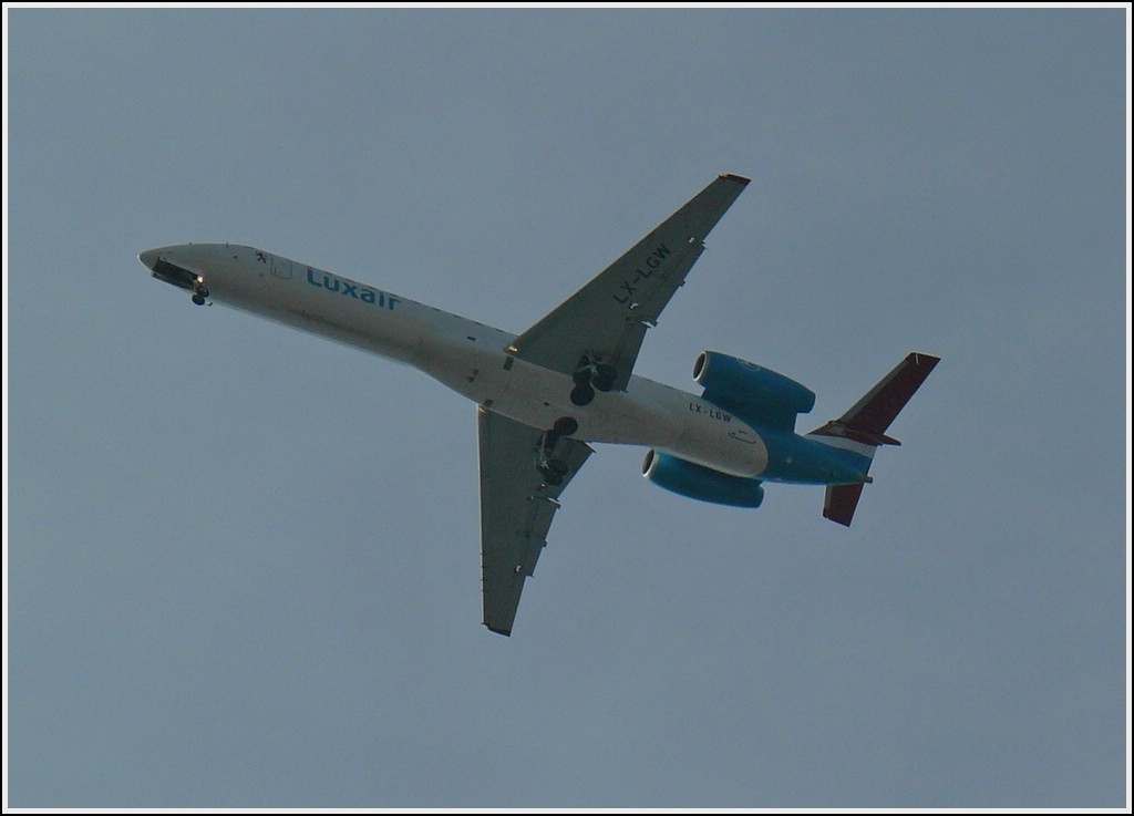 Embraer 145 LU LX-LGW beim Anflug auf den Flughafen Findel aufgenommen am 28.07.2008.