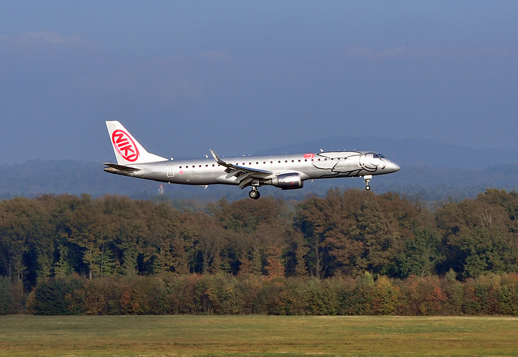 Embraer ERJ 190 100LR OE-IHD der NIKI kurz vor der Landung in Kln-Bonn - 28.10.2012