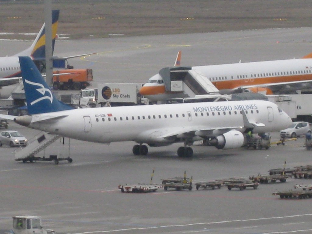 Embraer ERJ-190 der Montenegro Airlines in Frankfurt