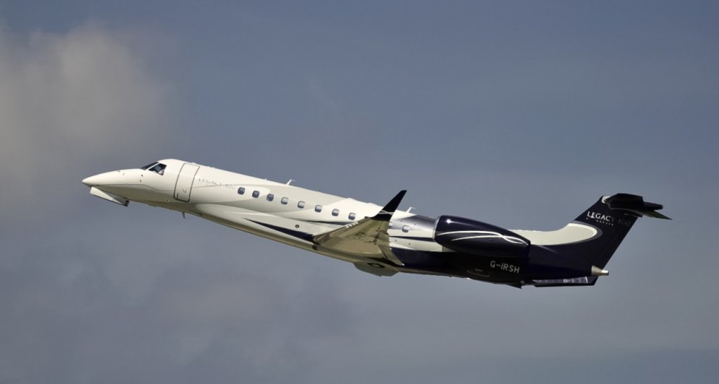 Embraer nach dem Start vom Flughafen Zrich am 12.08.2009