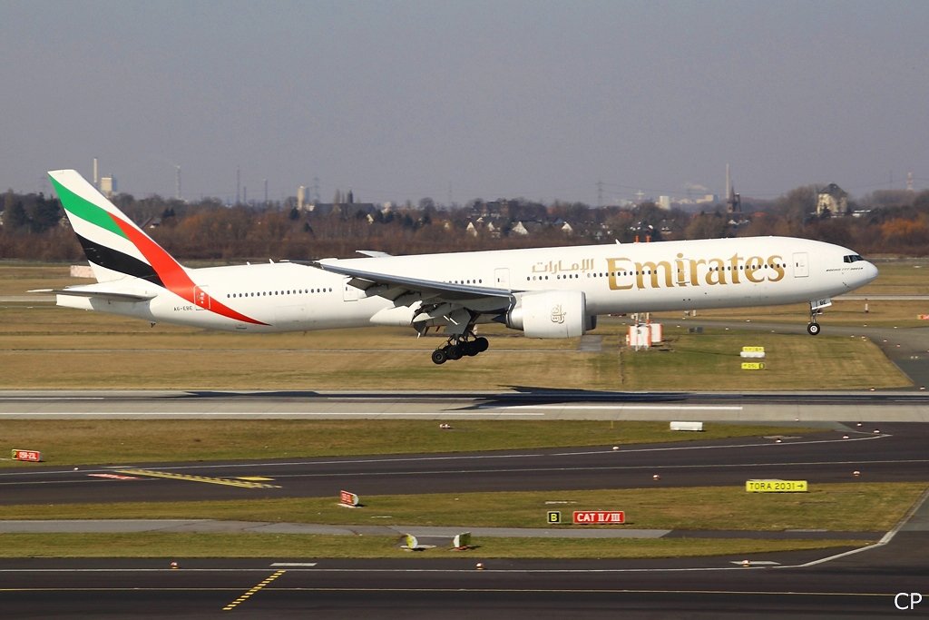 Emirates 777-300 A6-EBE bei der Landung in Dsseldorf am 9.3.2010.