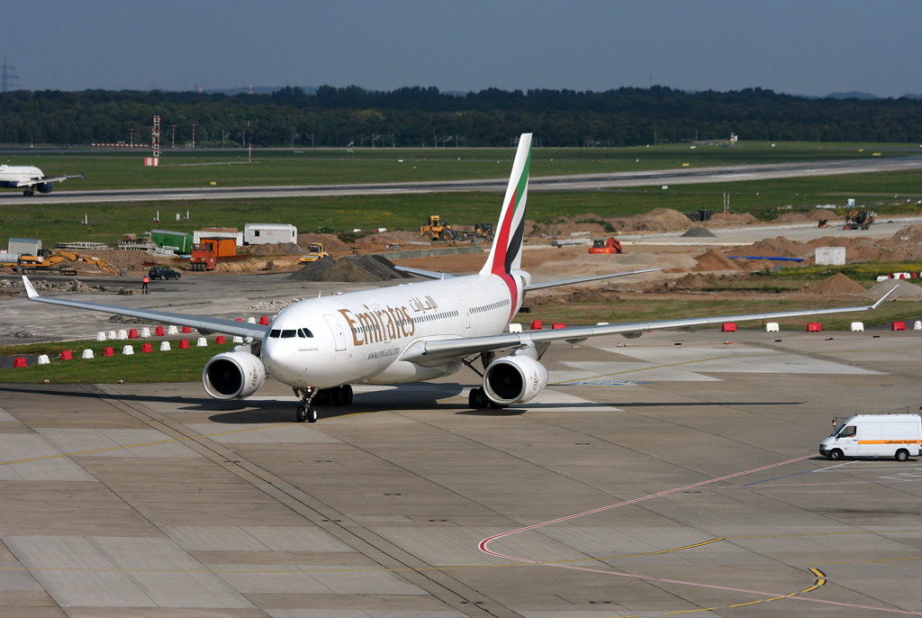 Emirates A330-200 A6-EAB rollt zum Gate in DUS / EDDL / Dsseldorf am 20.09.2008