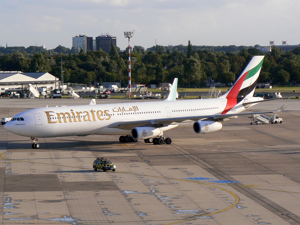 Emirates A340-300 A6-ERP auf dem Vorfeld in DUS / EDDL / Düsseldorf am 30.07.2007