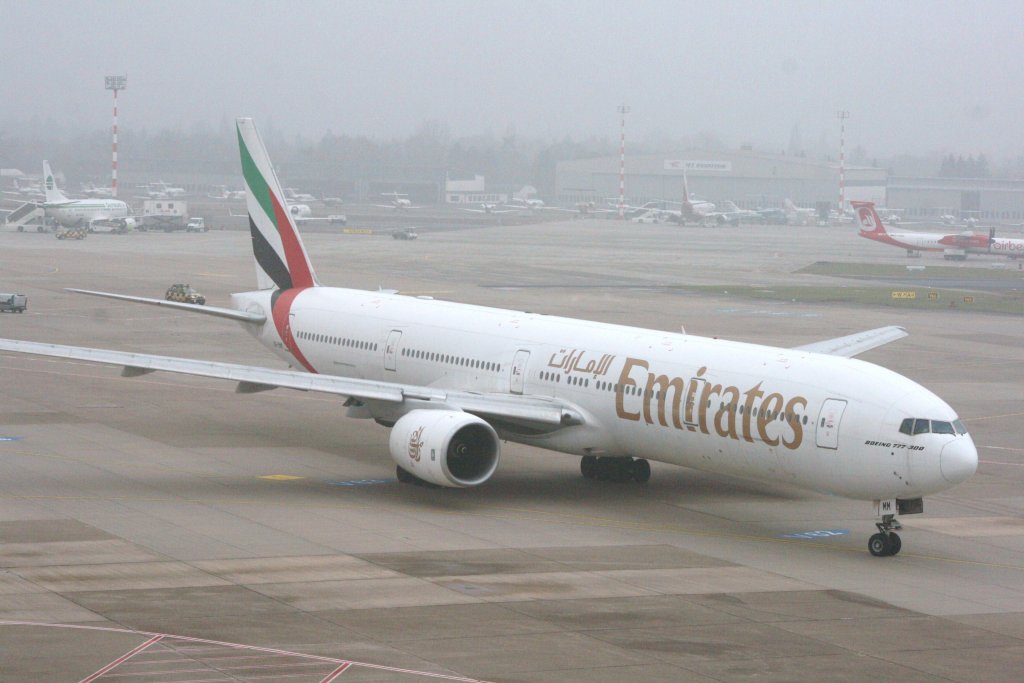 Emirates (A6-EMM  Boing 777-300) am Flughafen Dsseldorf,7.2.2010.