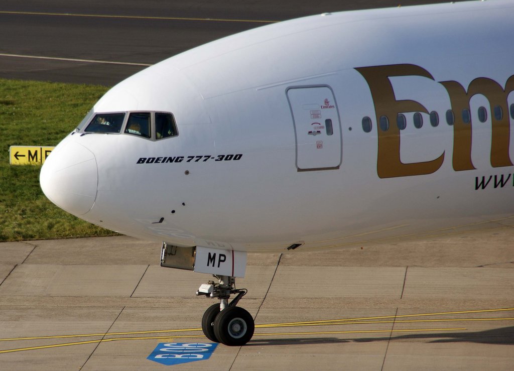 Emirates, A6-EMP, Boeing 777-300, 2010.11.21, DUS-EDDL, Dsseldorf, Germany 

