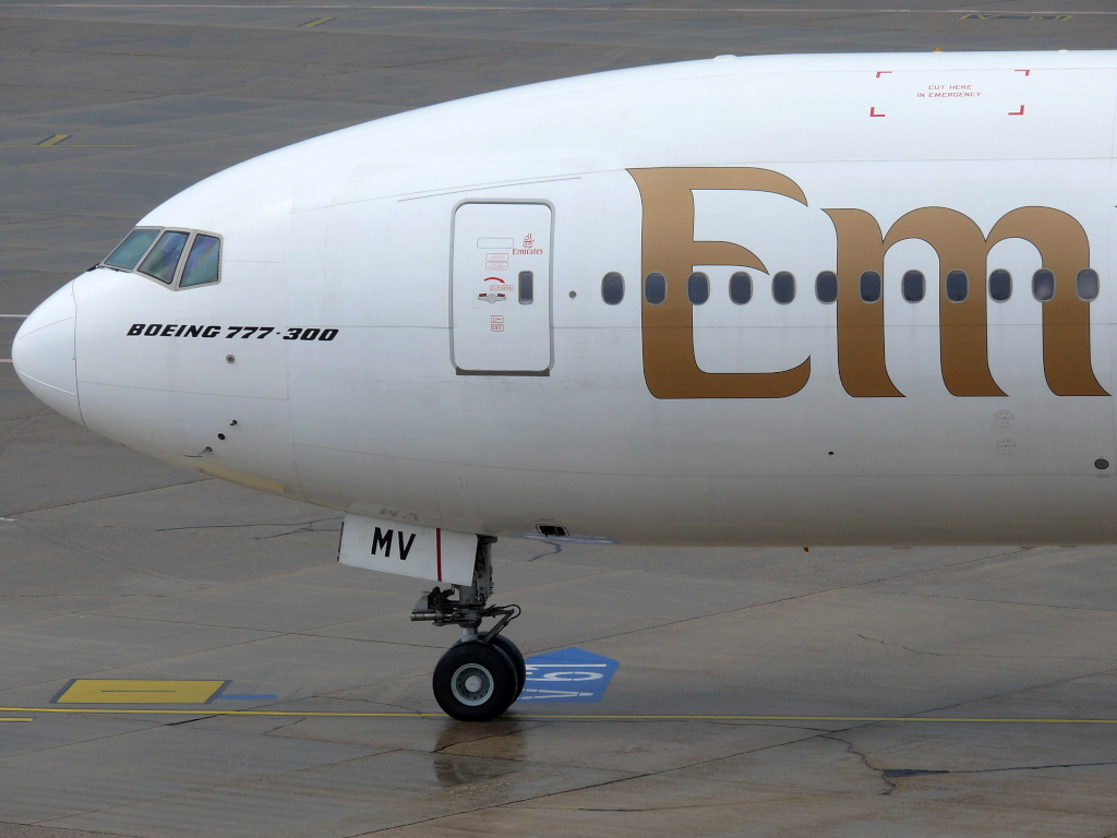 Emirates; A6-EMV; Boeing 777-300. Flughafen Dsseldorf. 02.05.2010.