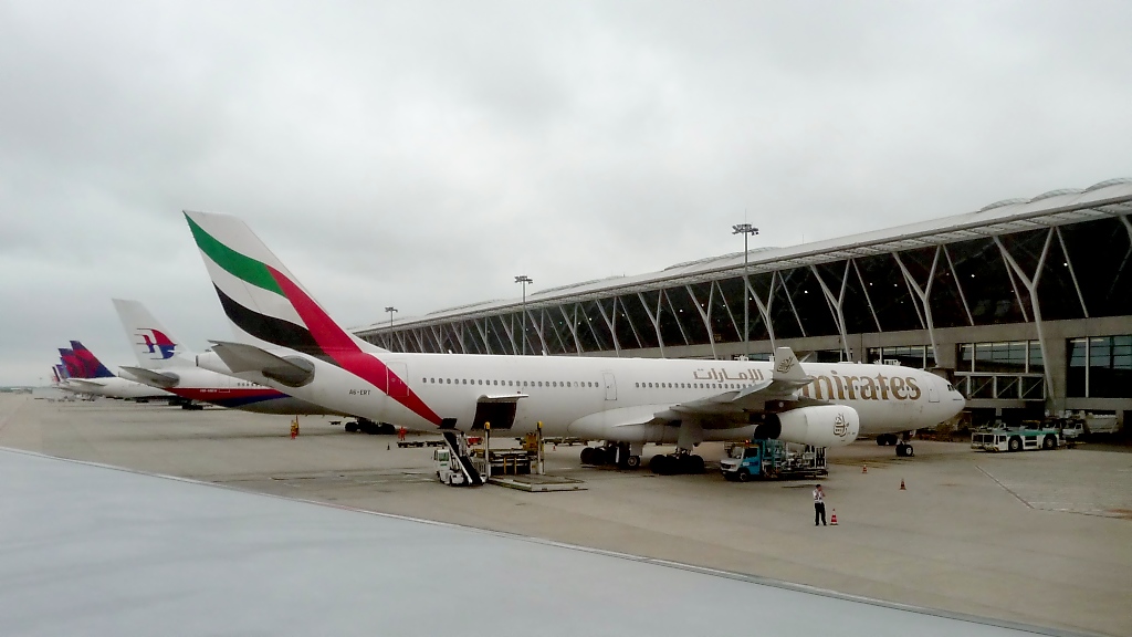 Emirates Airbus A340-313X A6ERT Terminal des Flughafens Shanghai Pudong (14.7.10)