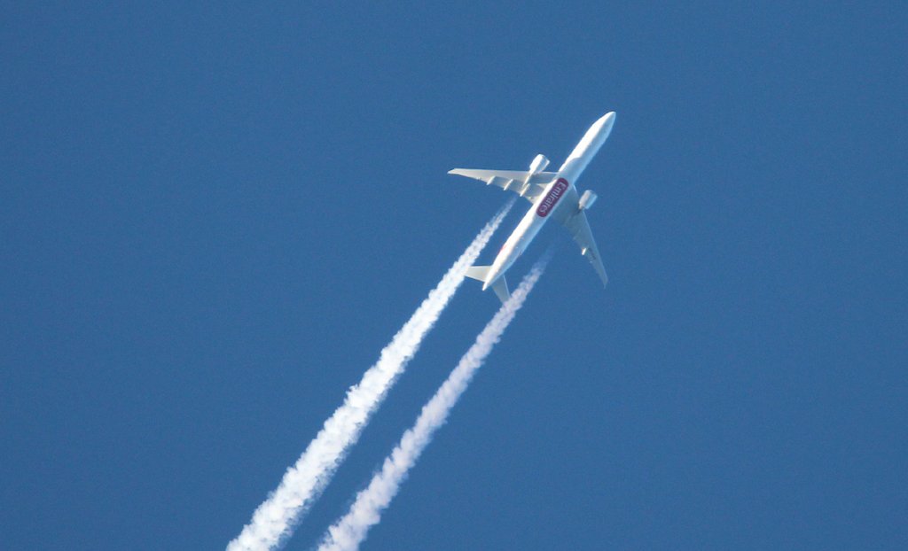 Emirates B 777-36N(ER) A6-EBC am 28.12.2012 ber dem Flughafen Berlin-Tegel 